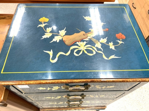 万能収納のキャビネット