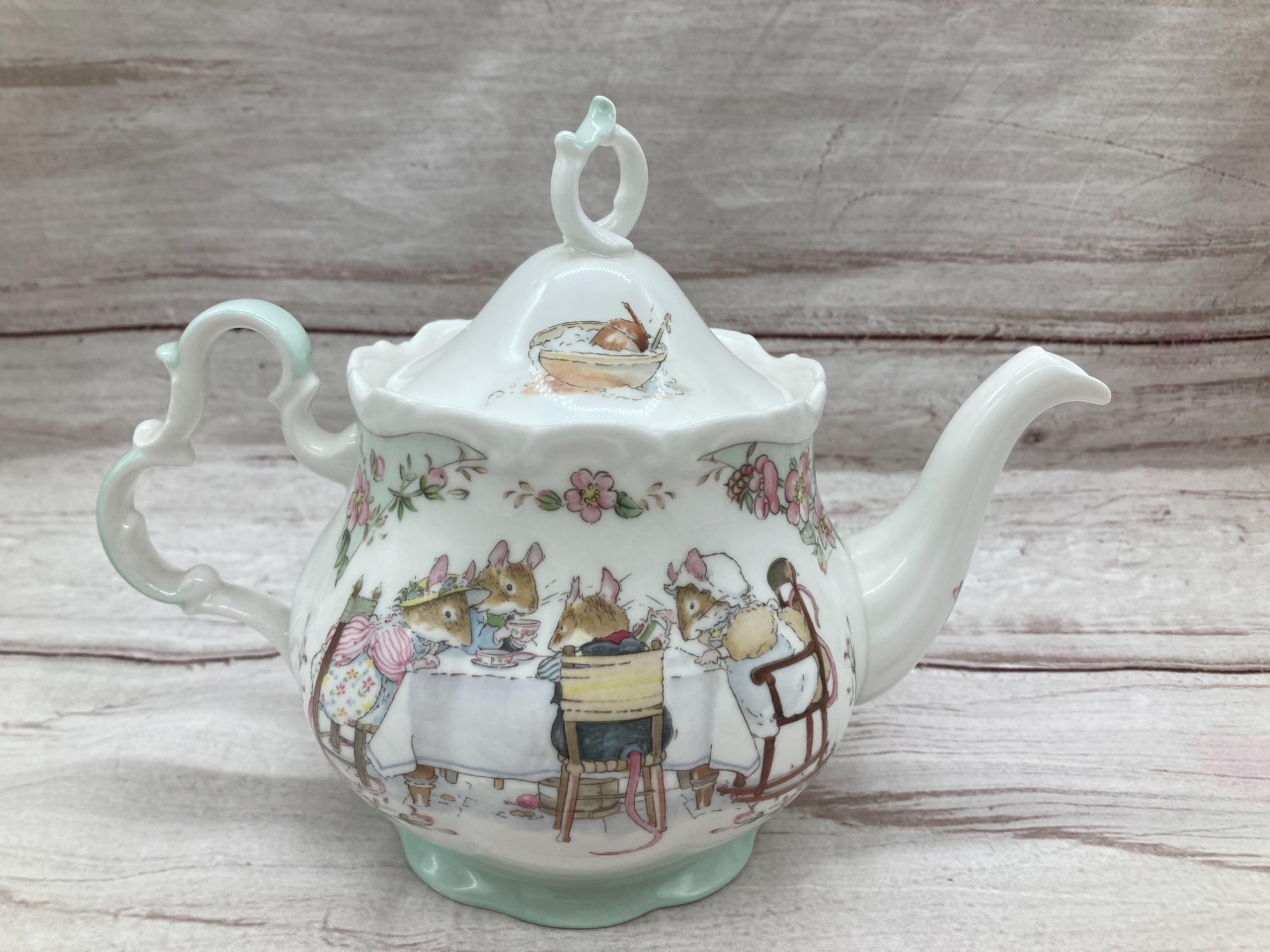 ROYAL DOULTON/ロイヤルドルトン】ティーポット”ブランブリーヘッジ