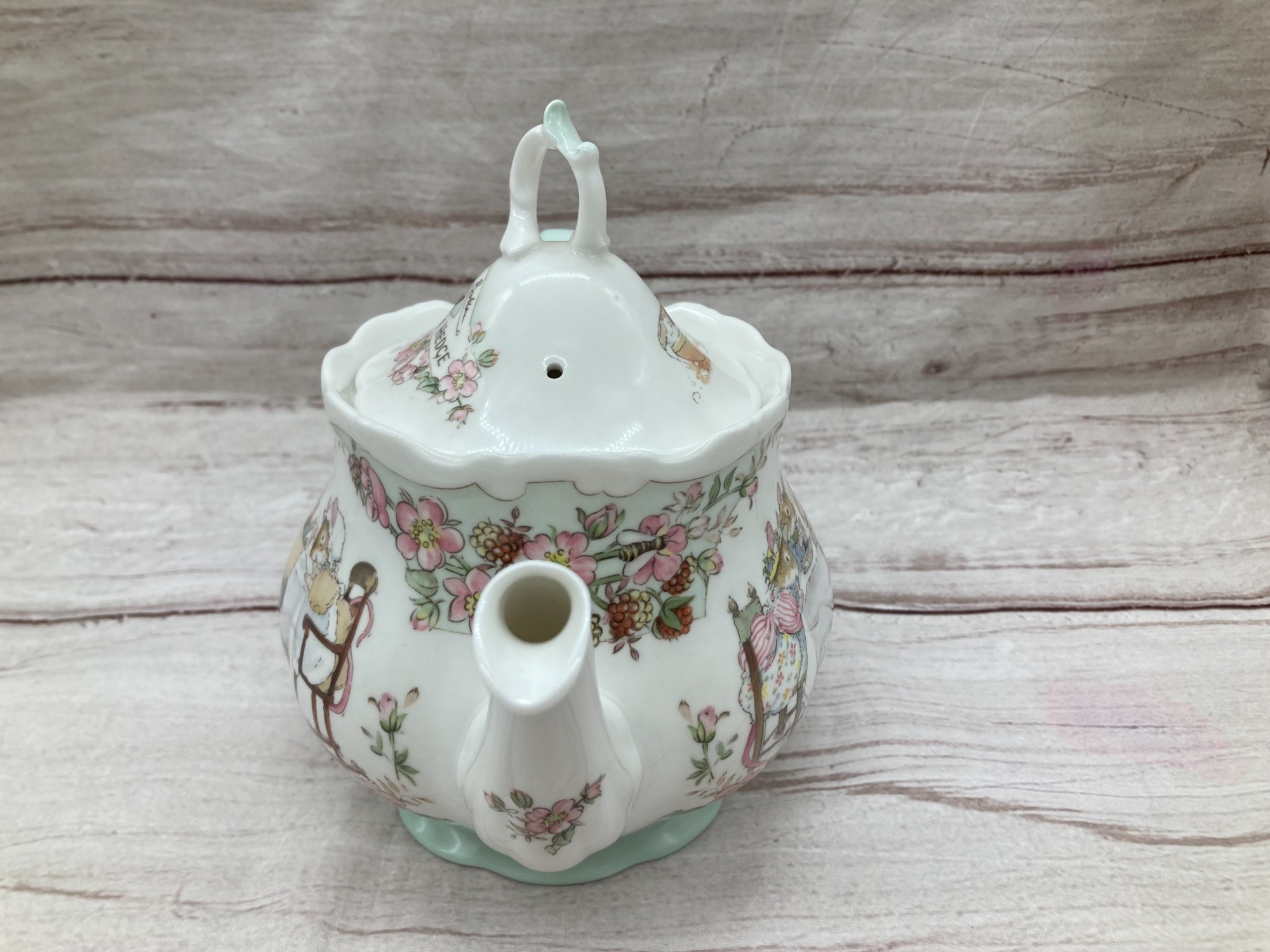 [ミニサイズ]ロイヤルドルトン　グランブリーヘッジ　ティーポット ミニサイズ]ロイヤルドルトン グランブリーヘッジ ティーポット 2025年