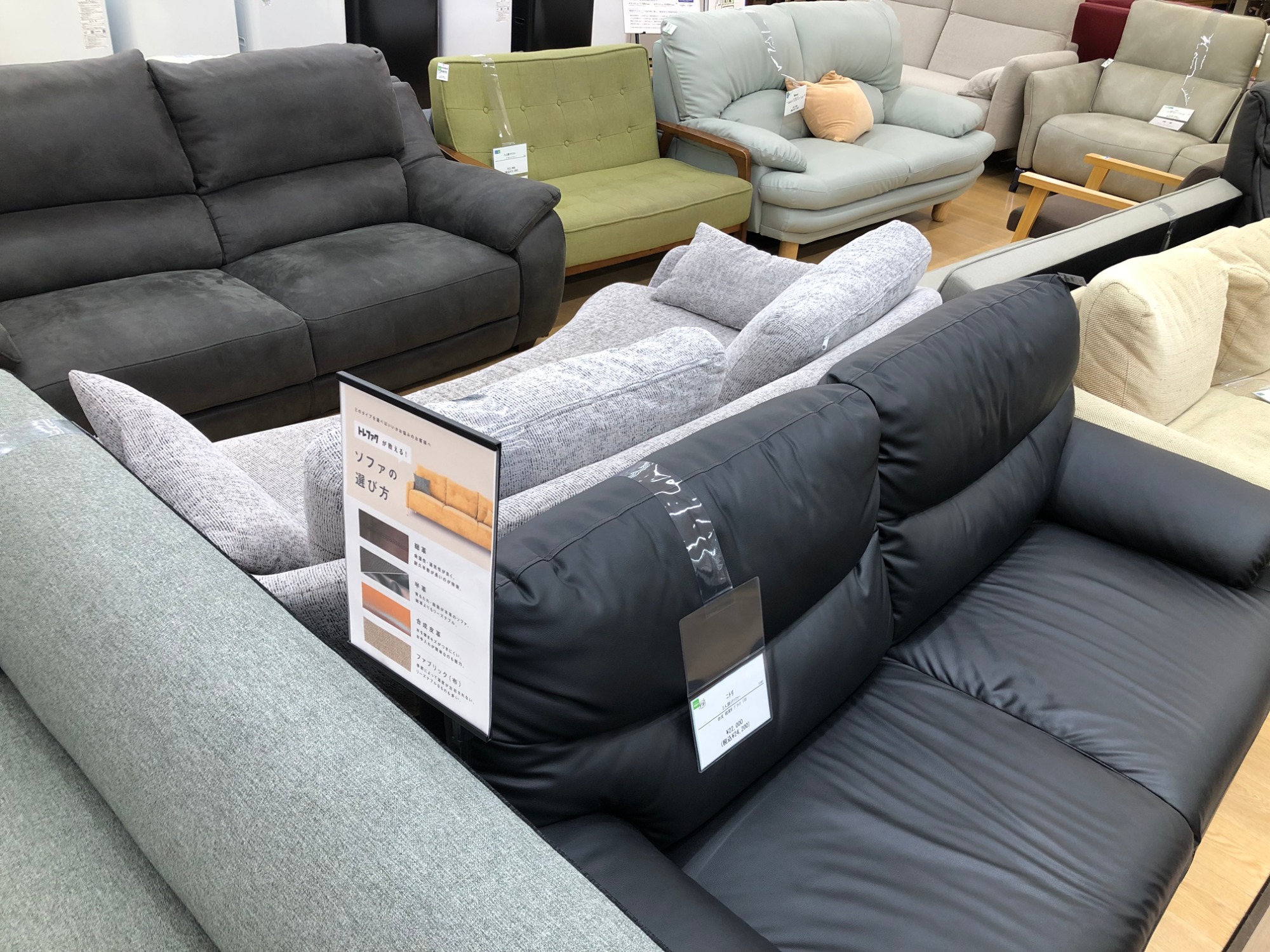 シンプルで上品な2.5人掛けグレーソファが入荷いたしました♪｜2025年 