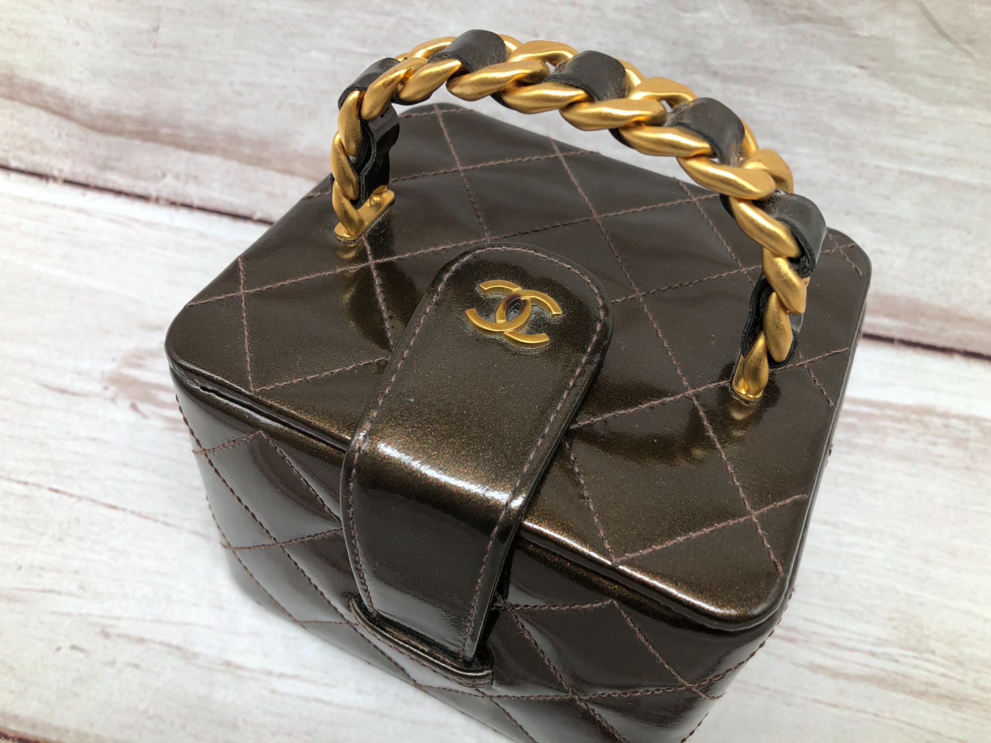 CHANEL エナメルポーチ CHANEL/シャネル】マトラッセ エナメルミニバニティポーチをご