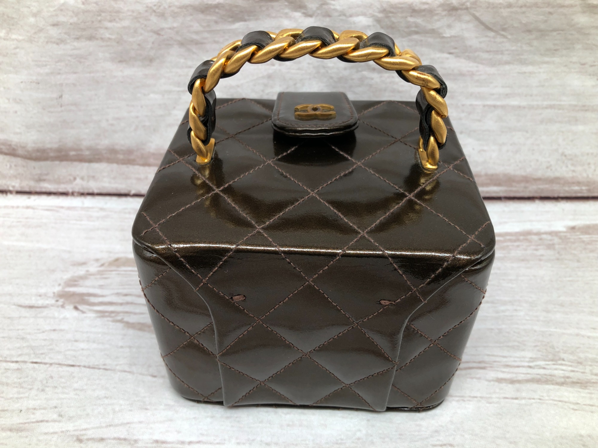 CHANEL/シャネル】マトラッセ エナメルミニバニティポーチをご