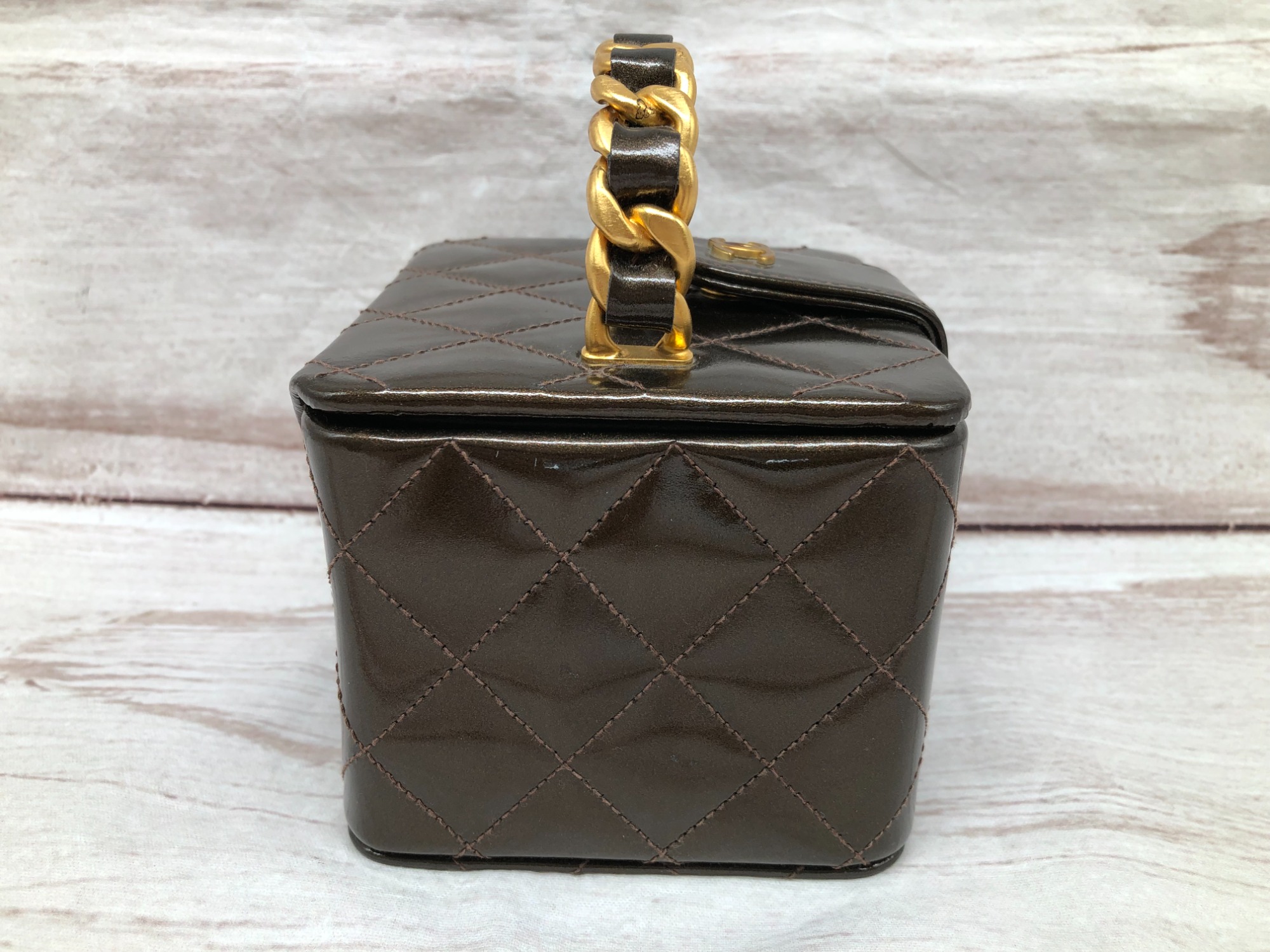 CHANEL　シャネル　マトラッセ　バニティ【エナメル】 CHANEL/シャネル】マトラッセ エナメルミニバニティポーチをご