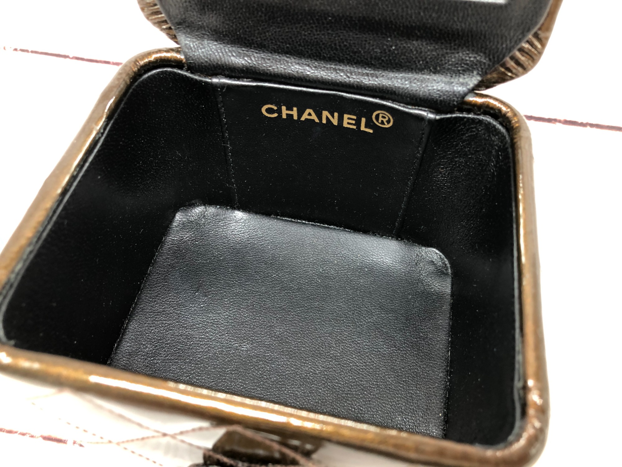 CHANEL/シャネル】マトラッセ エナメルミニバニティポーチをご