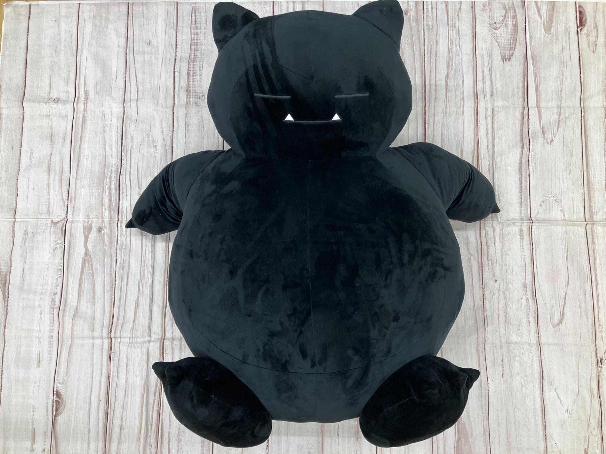 あ！ とっても おおきい カビゴンの ぬいぐるみが とびだしてきた