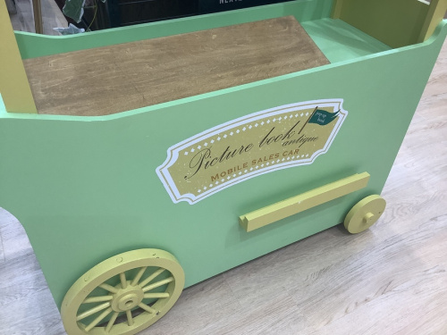 中古家具販売のワゴン