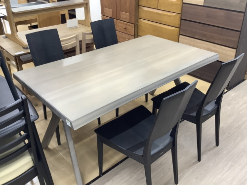 生活家具のテーブル