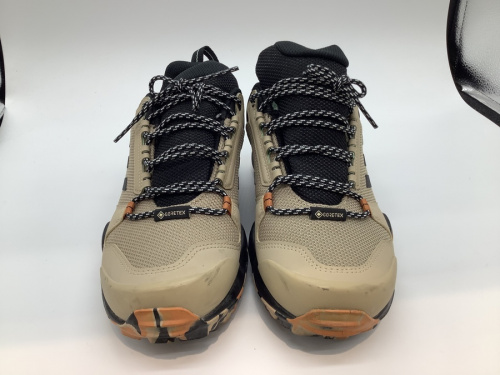 スニーカーのadidas