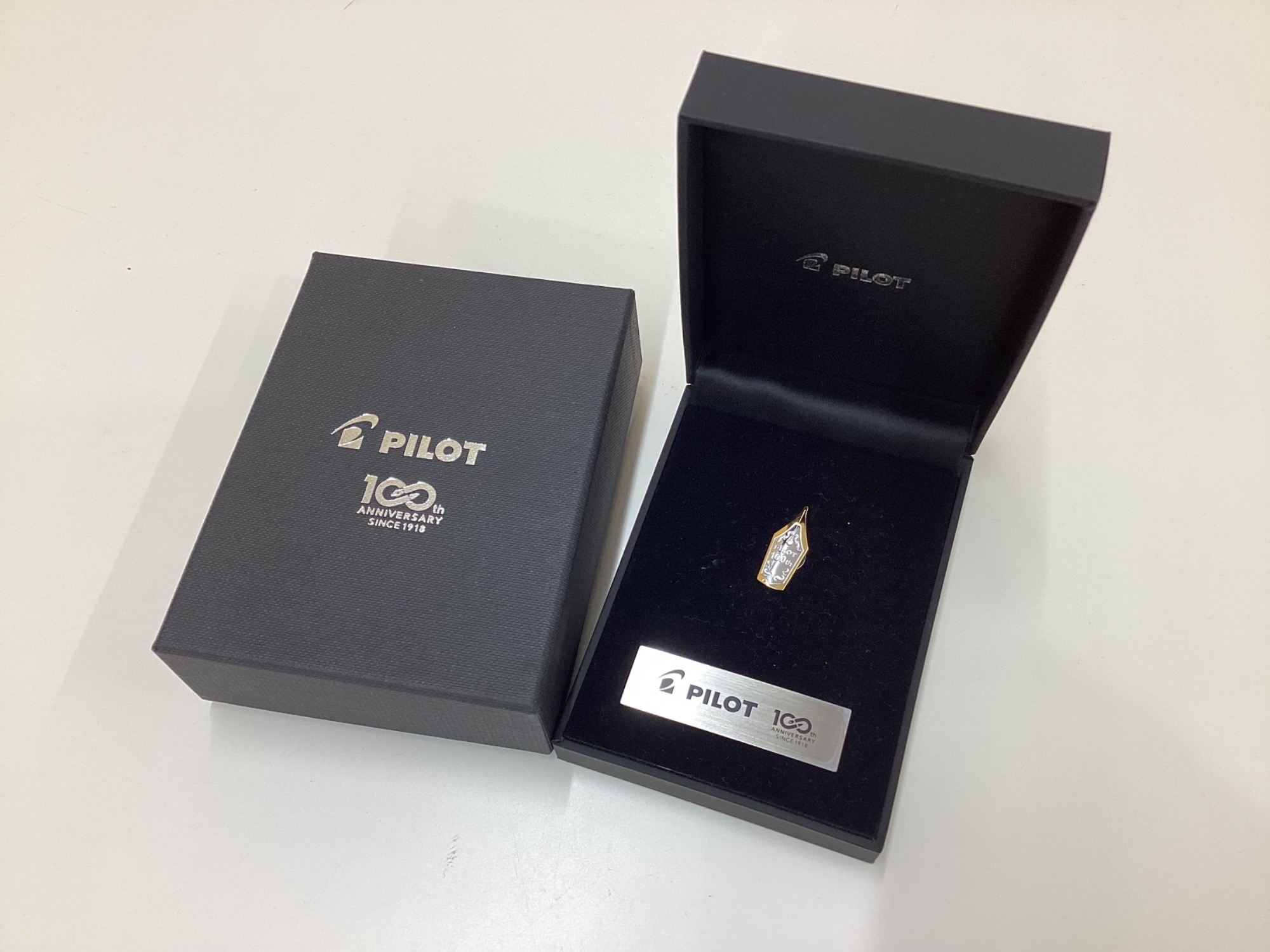 非売品　パイロット 100周年記念 純銀製 ピンバッジ PILOT】100th Anniversary 純銀 ピンバッジ入荷いたしました！！｜2025