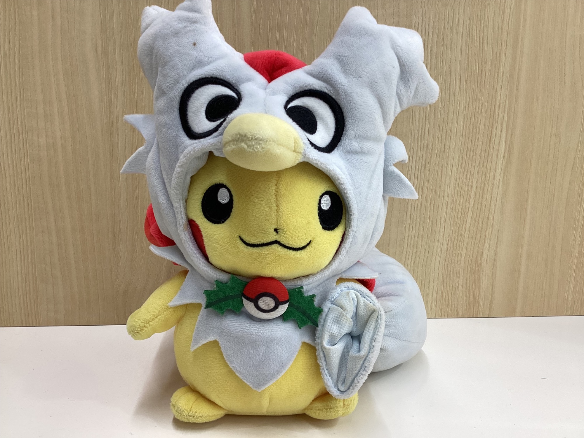 デリバードのポンチョを着たピカチュウ　ぬいぐるみ Amazon.co.jp: ポケモンセンターオリジナル ぬいぐるみ