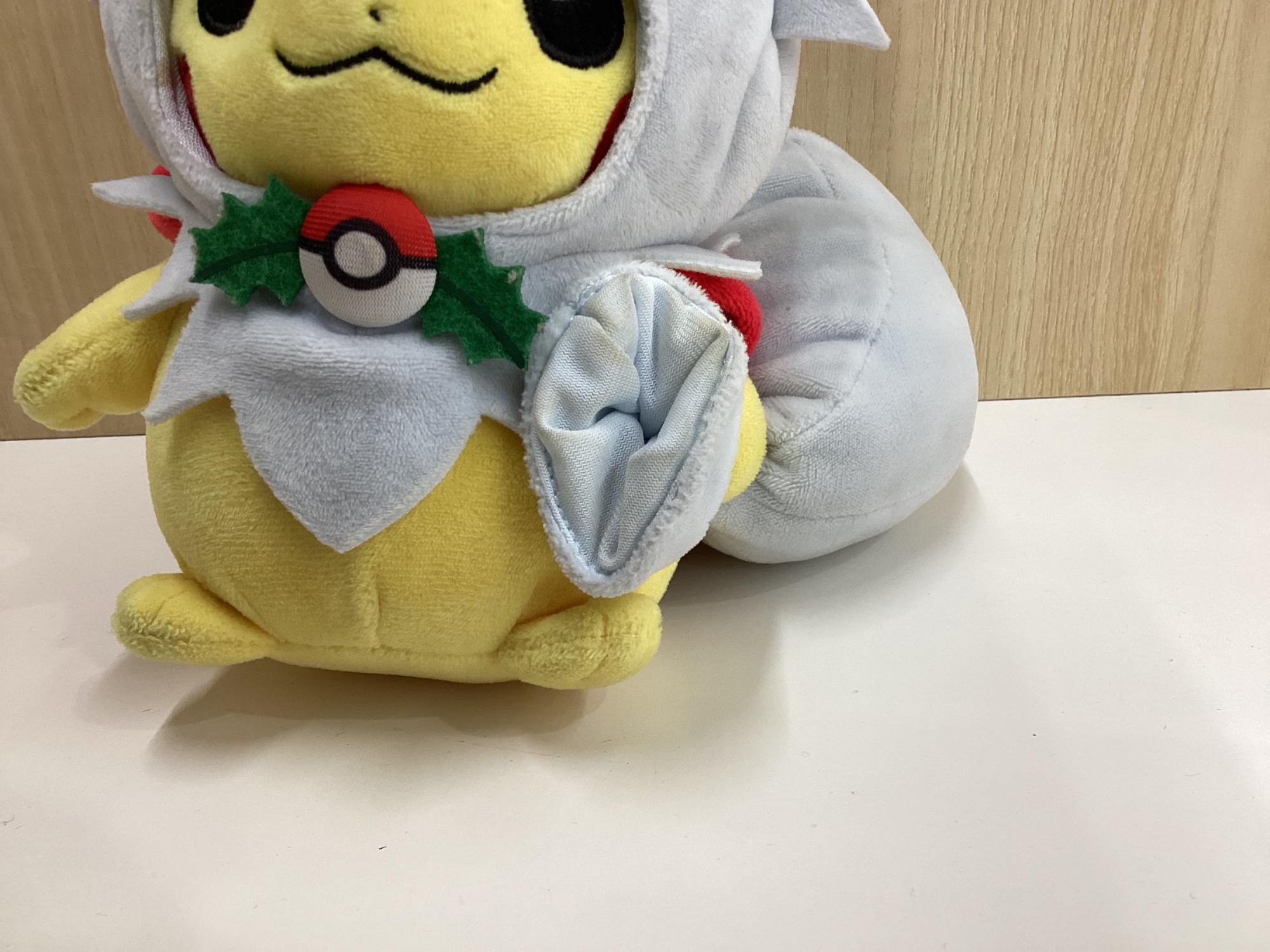 デリバードのポンチョを着たピカチュウ　ぬいぐるみ ポケモンセンター】デリバードのポンチョを着たピカチュウ