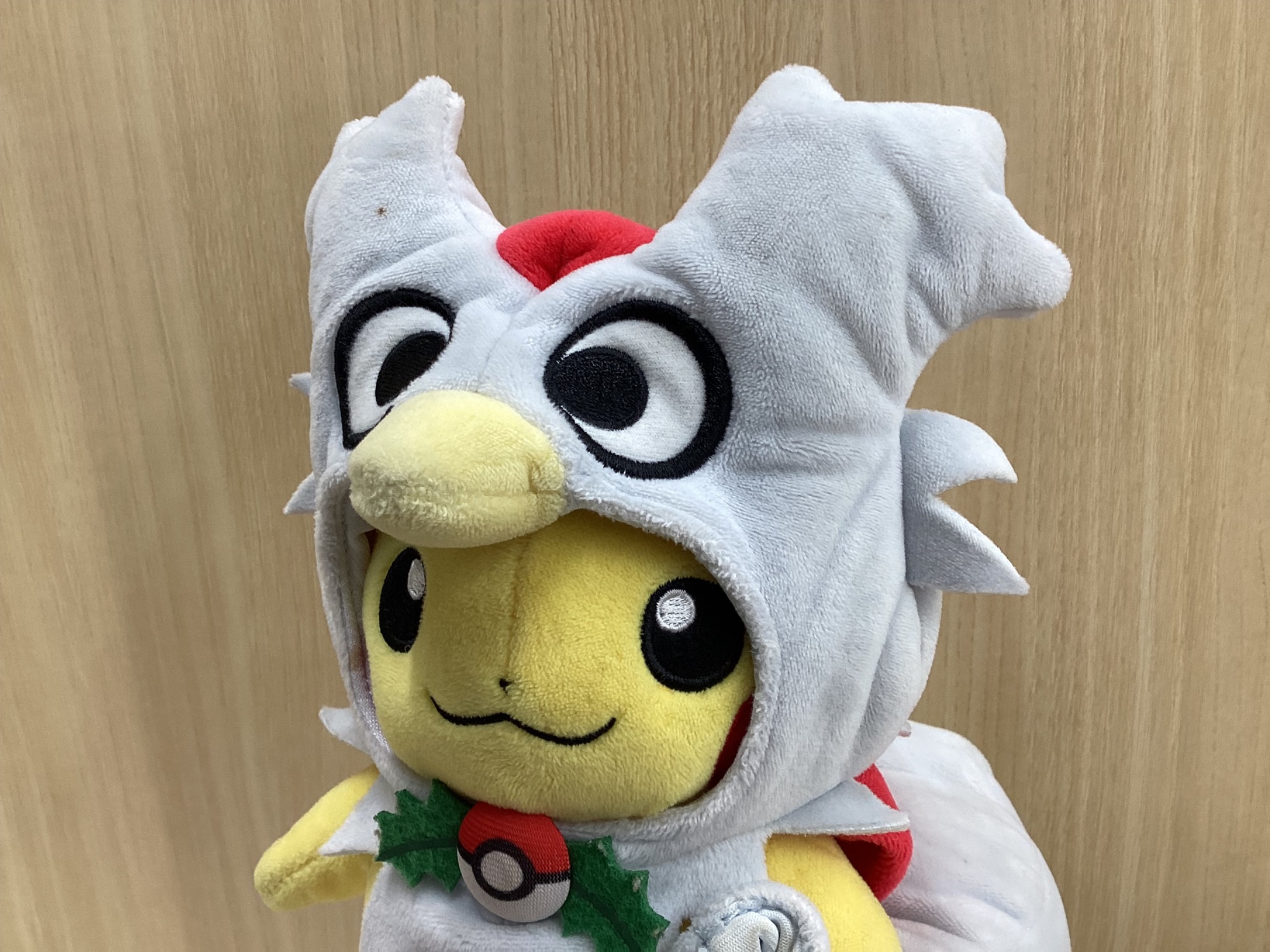 デリバードのポンチョを着たピカチュウ　ぬいぐるみ ポケモンセンター】デリバードのポンチョを着たピカチュウ