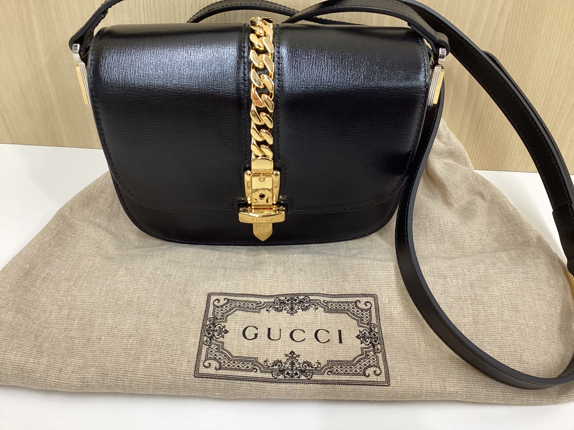 GUCCI（グッチ） シルヴィ ミニ ショルダーバッグ GUCCI グッチ シルヴィ ミニバッグ ショルダーバッグ サテン グリーン