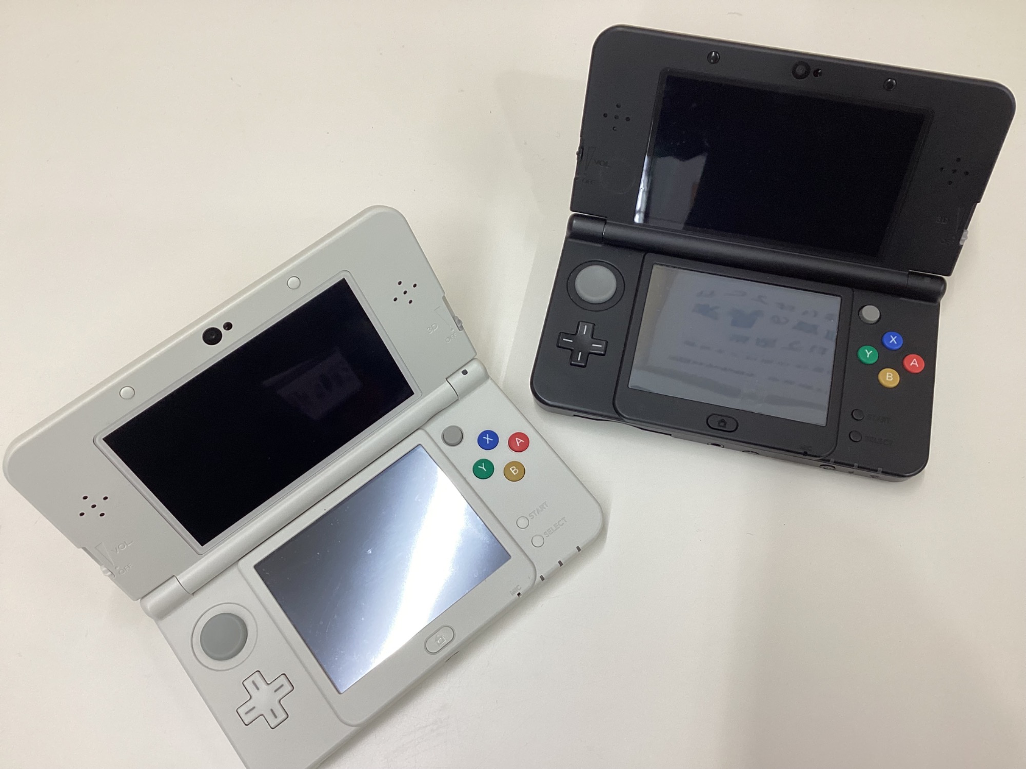 Nintendo 任天堂】New 3DS ブラックとホワイト二色入荷しました