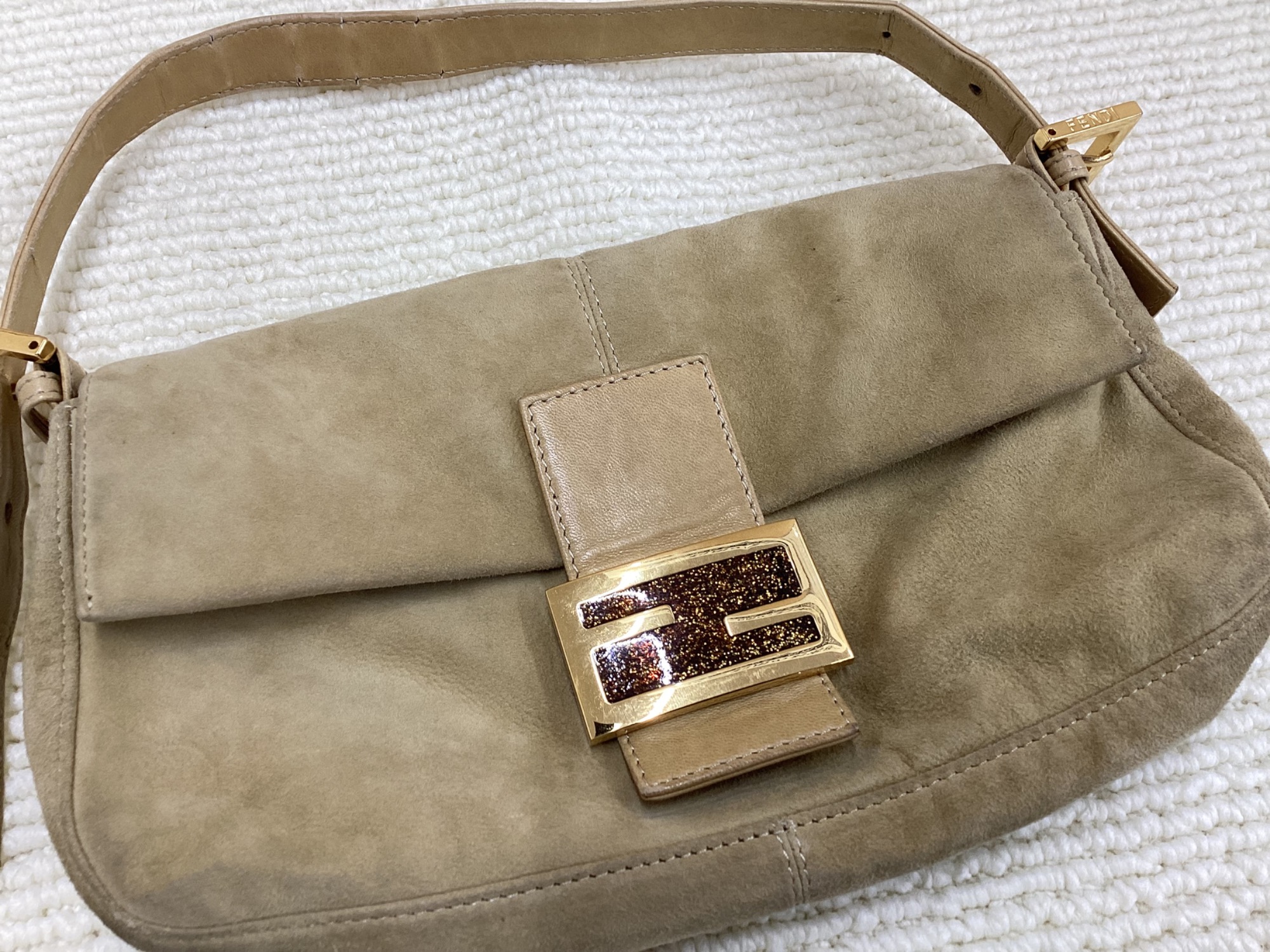 FENDI バケットバックスウェード 美品 FENDI フェンディ】スウェードショルダーバッグ マンマバケット が入荷