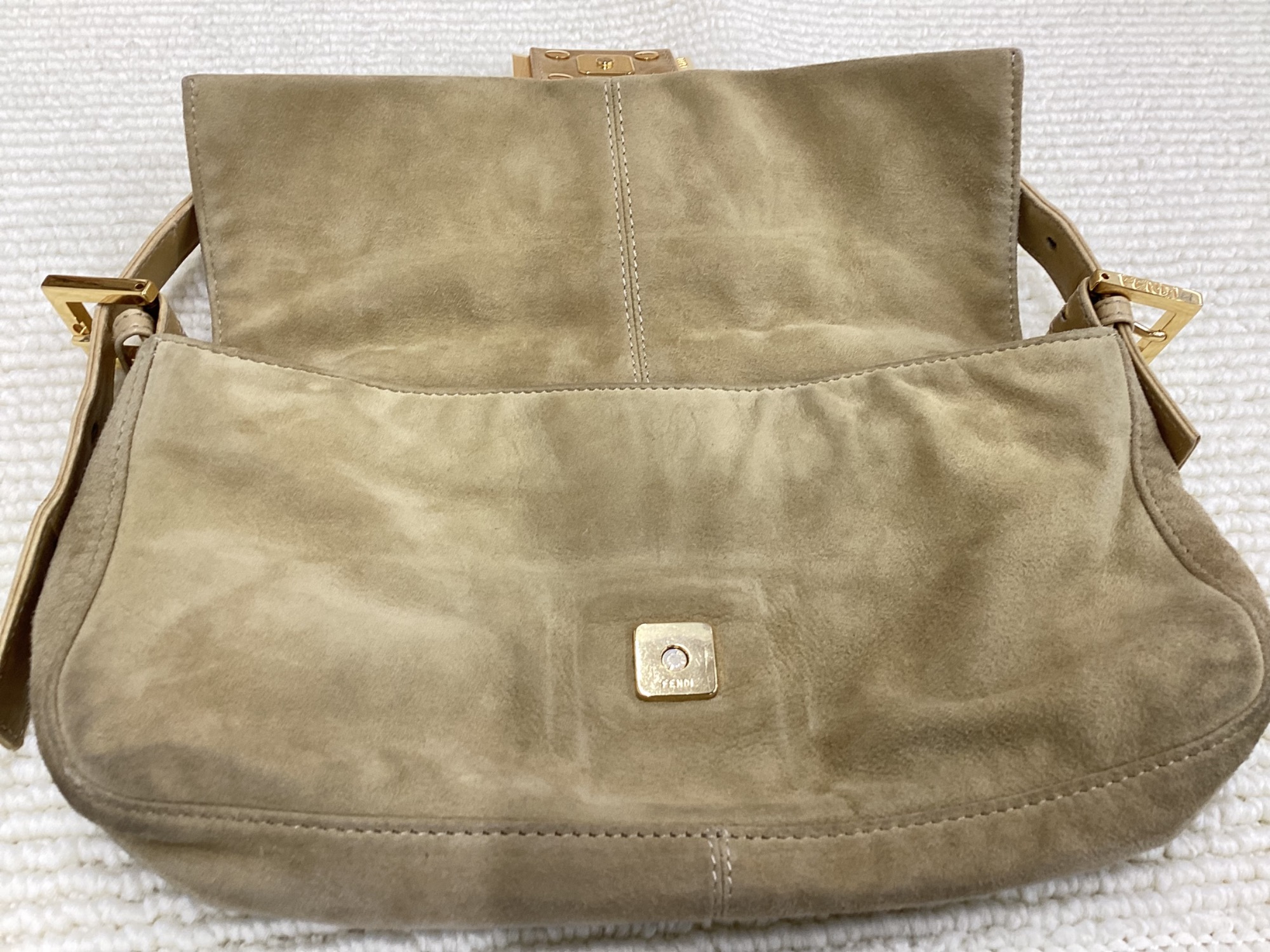 FENDI フェンディ】スウェードショルダーバッグ マンマバケット が入荷