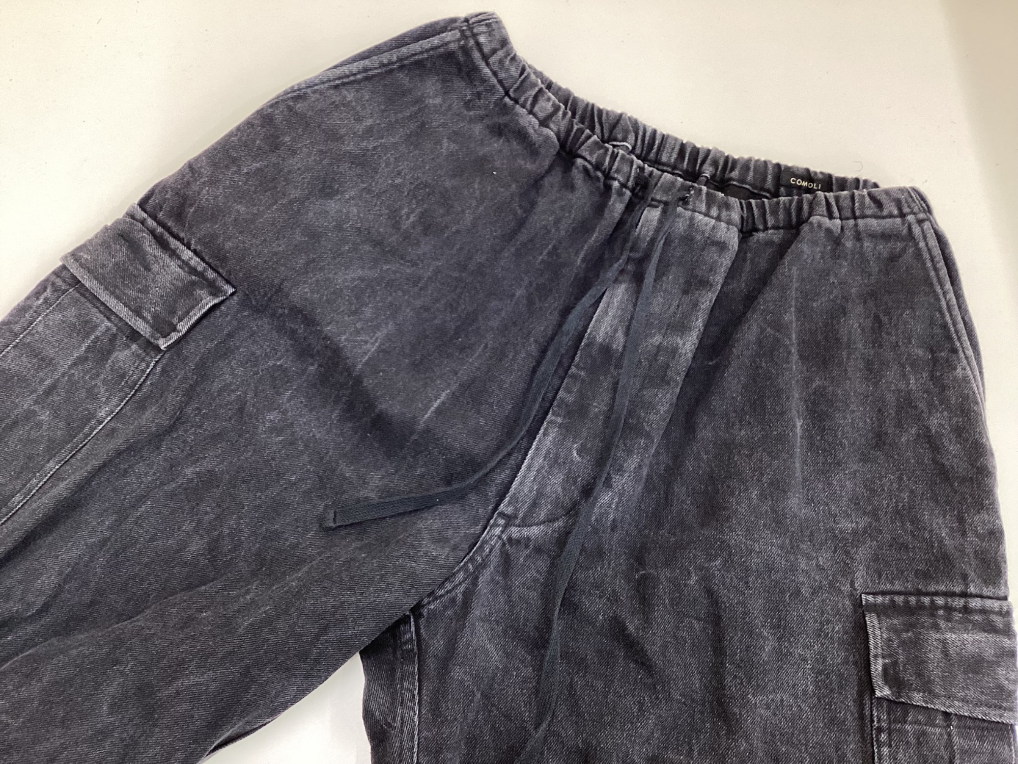 COMOLI コモリ 】ブラックドリル6Pパンツ入荷しました！！｜2025年12