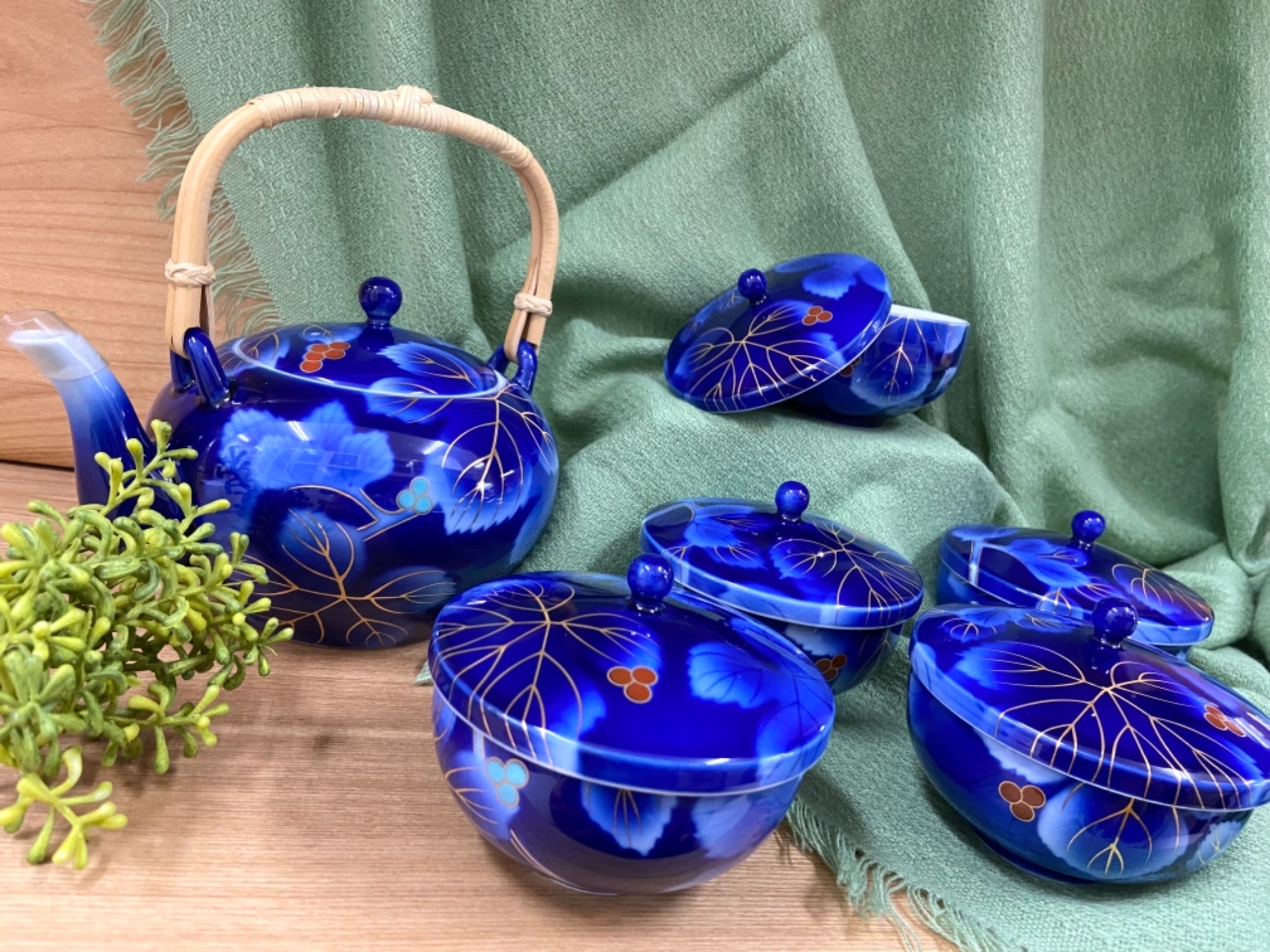 深川製磁”染錦ブドー”】青色と白色の陶磁器にお茶の色が映える最高の