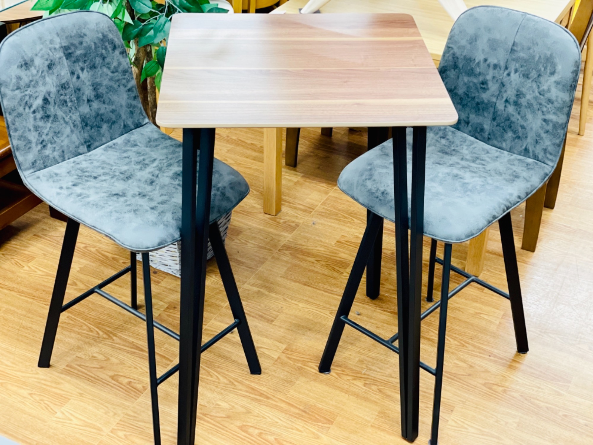 ニトリ】モダンな雰囲気のあるカウンターテーブルセットが入荷いたし