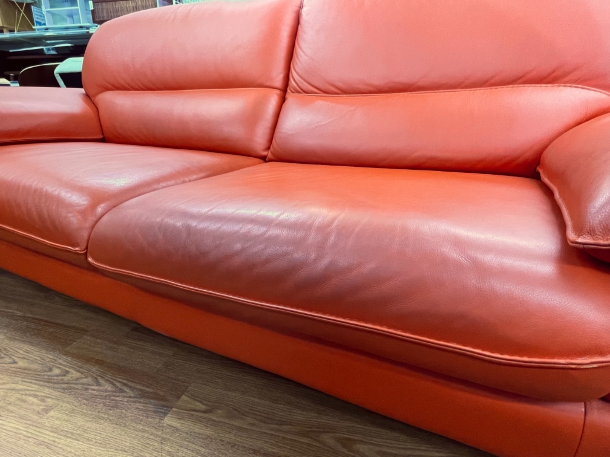 NICOLETTI/ニコレッティ】モダンテイストの3人掛けソファーのご紹介