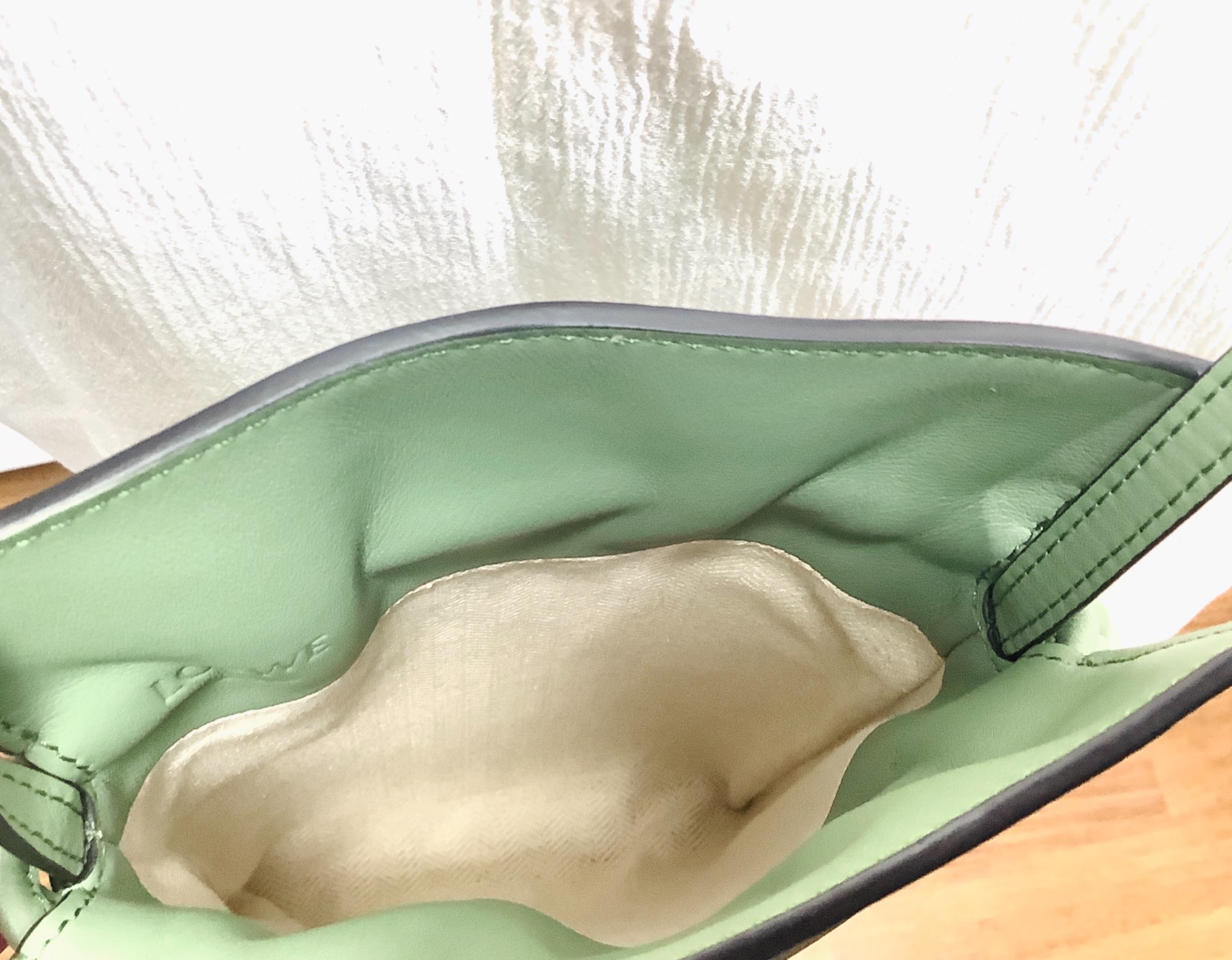 LOEWE”ロエベ”】縦長コンパクトで使いやすいショルダーバッグの LOEWE”ロエベ”】縦長コンパクトで使いやすいショルダーバッグの