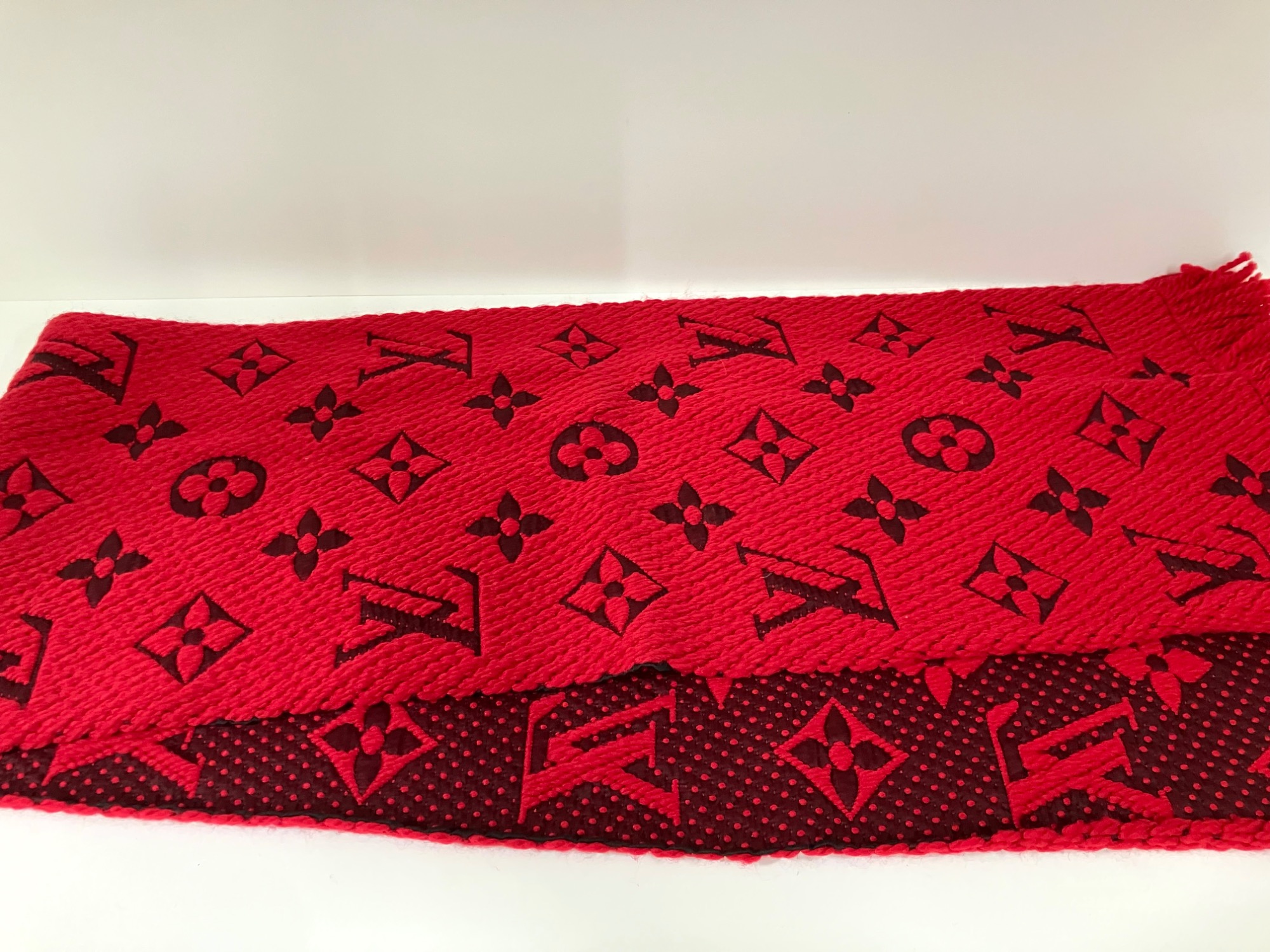 最終値下げ＊LOUIS VUITTON＊ウールシルク混合レッド マフラー Louis Vuitton ウール×シルク赤のロゴ入りマフラー - メルカリ