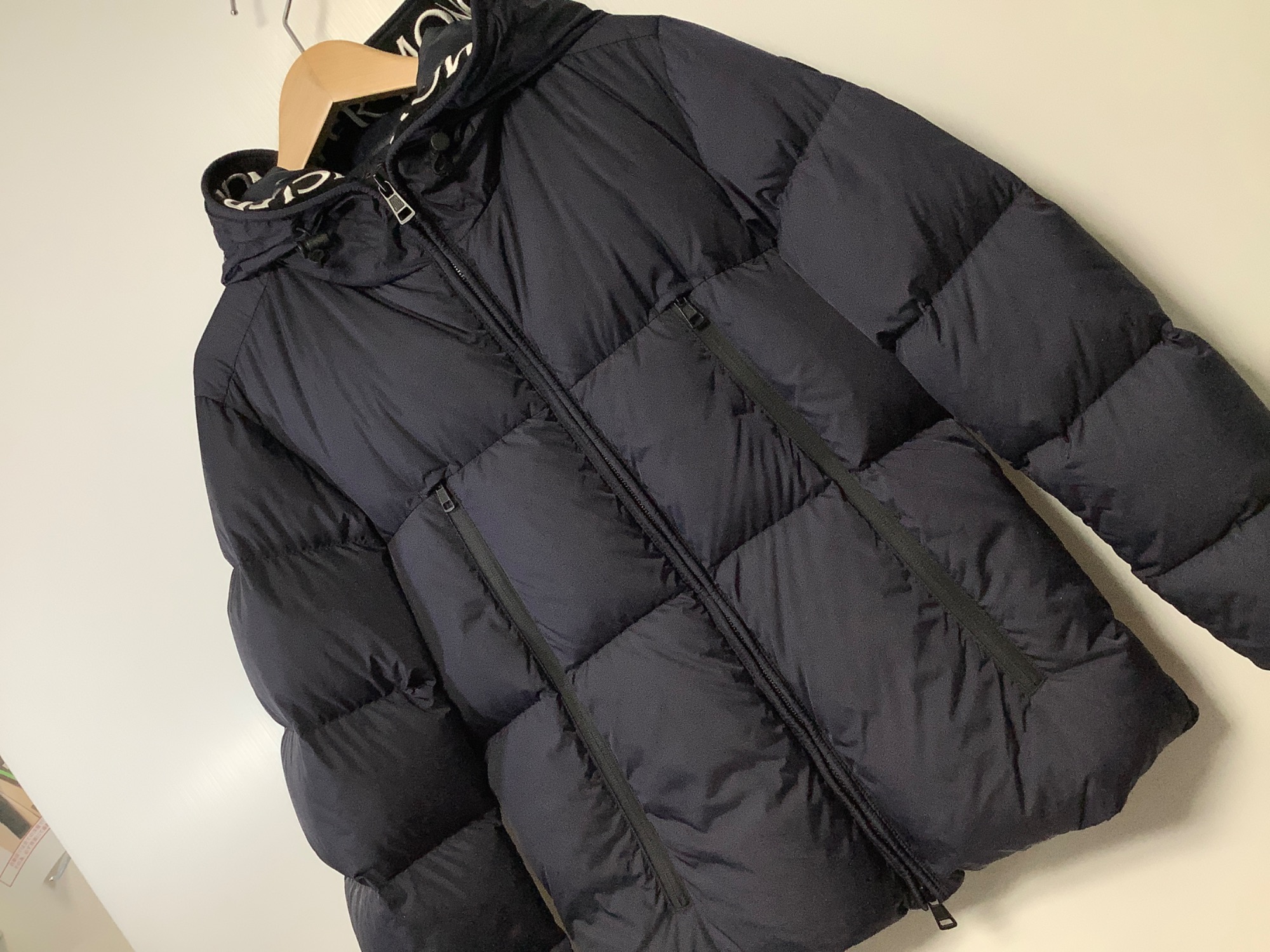 美品 MONCLER モンクレール ヴァノアーズ 限定品 ネイビー 定価25万円 MONCLER“モンクレール”】冬の定番！ネイビーの上質ショートダウン入荷