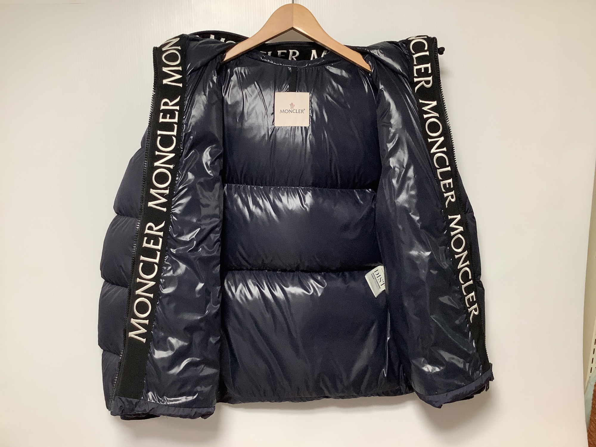 MONCLER“モンクレール”】冬の定番！ネイビーの上質ショートダウン入荷