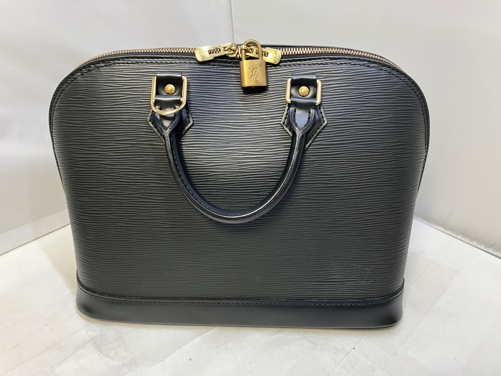 ブラックレザーケース エピライン Louis Vuitton”ルイヴィトン”】上品なブラックカラー