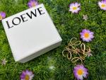 LOEWE / ロエベ】ロゴブローチ｜コーディネートに華やぎを添える上品な