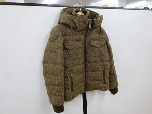 ダウンジャケットのモンクレール(MONCLER)