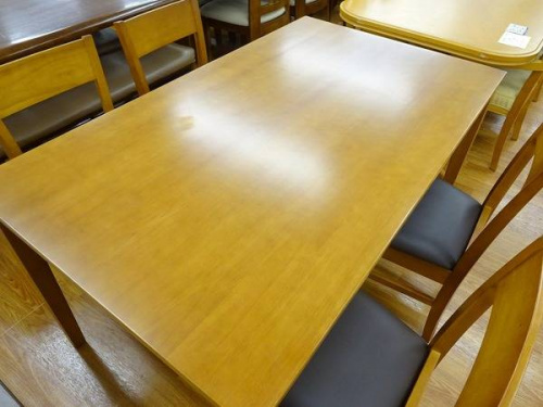 ソファーのダイニング