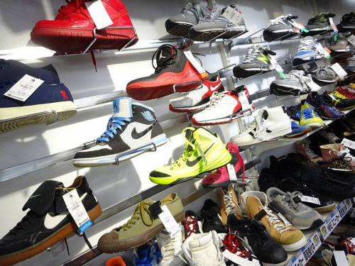 大阪八尾店ファッションの秋冬物衣類