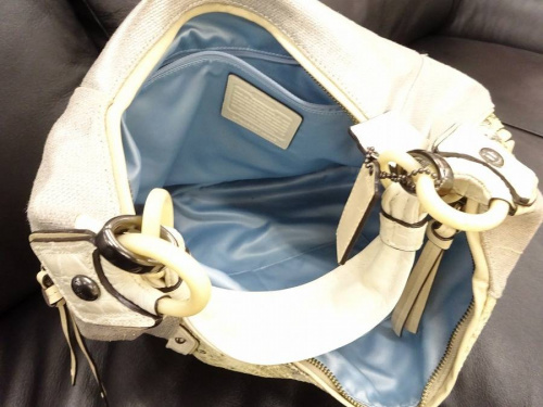 ショルダーバッグのコーチ（COACH）