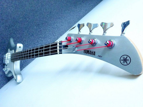ベースのYAMAHA