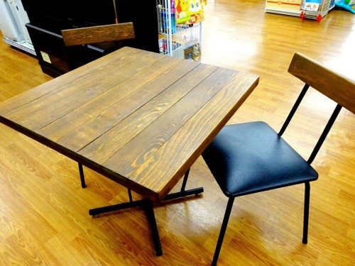 ダイニングセットのカフェテーブル