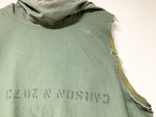 トップスのパーカー