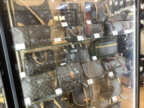 LOUIS VUITTON　八尾