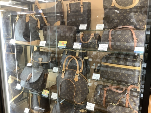 LOUIS VUITTON　八尾