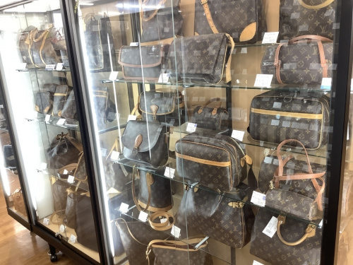 LOUIS VUITTON　八尾