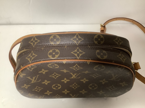 LOUIS VUITTON　八尾