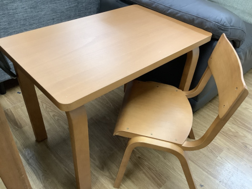 家具のテーブル