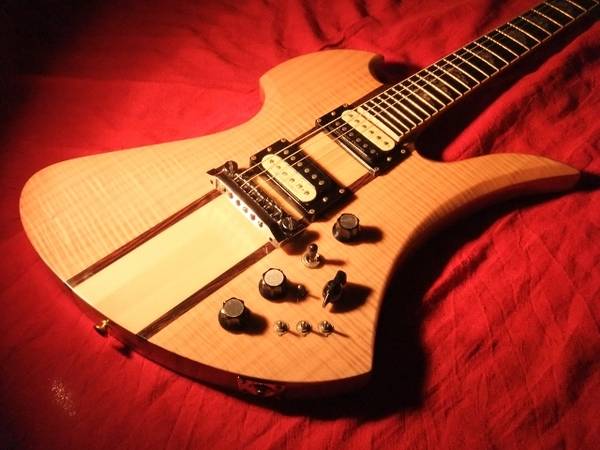 変形ギターの王道、モッキンバード〜B.C.Rich MKB-1600〜｜2015
