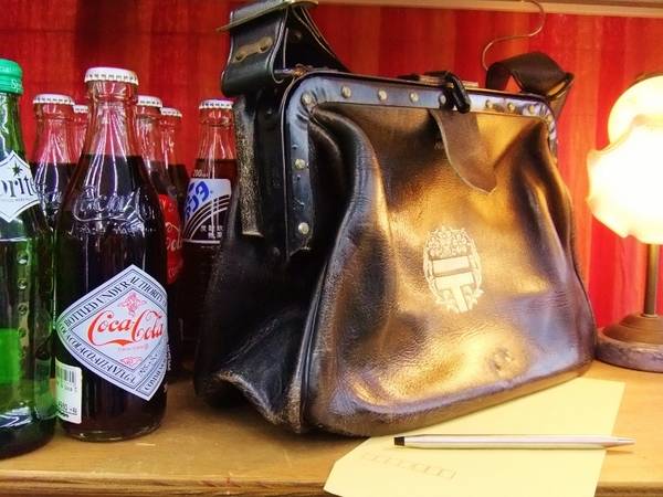 昭和レトロ　郵便局員配達用カバン　革鞄　当時もの　がま口　非売品 ◇郵便局 集配 配達 革 鞄 かばん バッグ 日本郵便 日本郵政