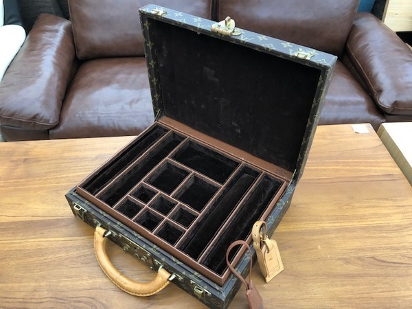 LOUIS VUITTON(ルイ ヴィトン)のジュエリーケースを展示中 LOUIS VUITTON(ルイ ヴィトン)のジュエリーケースを展示中