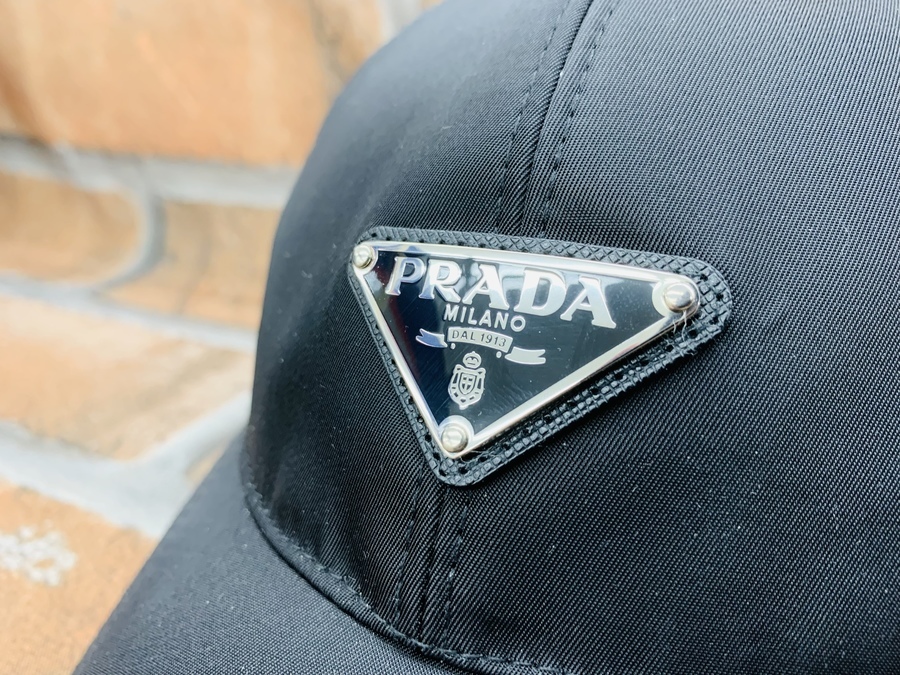 シンプルなトライアングルロゴ！PRADA(プラダ)ナイロンキャップ