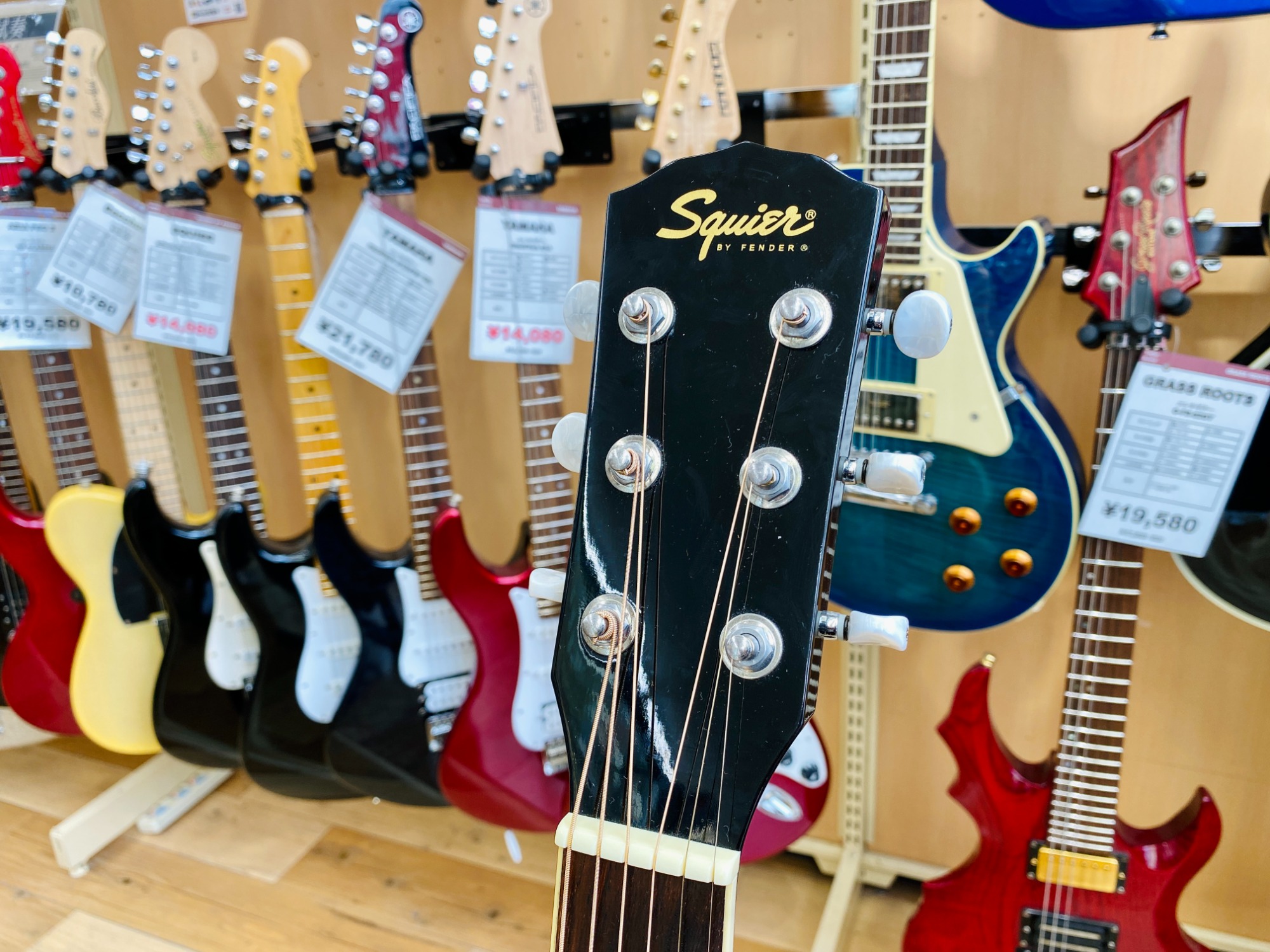 Squier by FENDER アコースティックギター HELLO KITTY BLACKが