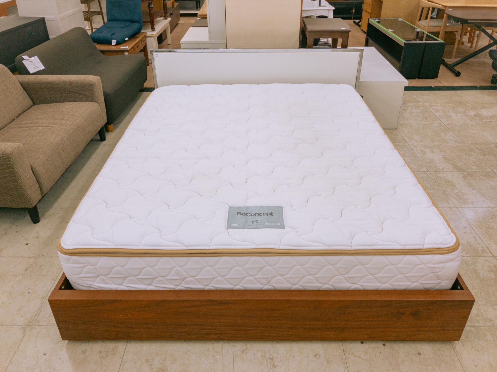 BoConcept (ボーコンセプト) クイーンサイズベッドが入荷しました
