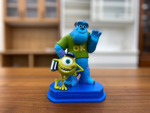 Disney モンスターズ・ユニバーシティ のマイク・ワゾウスキとサリーの