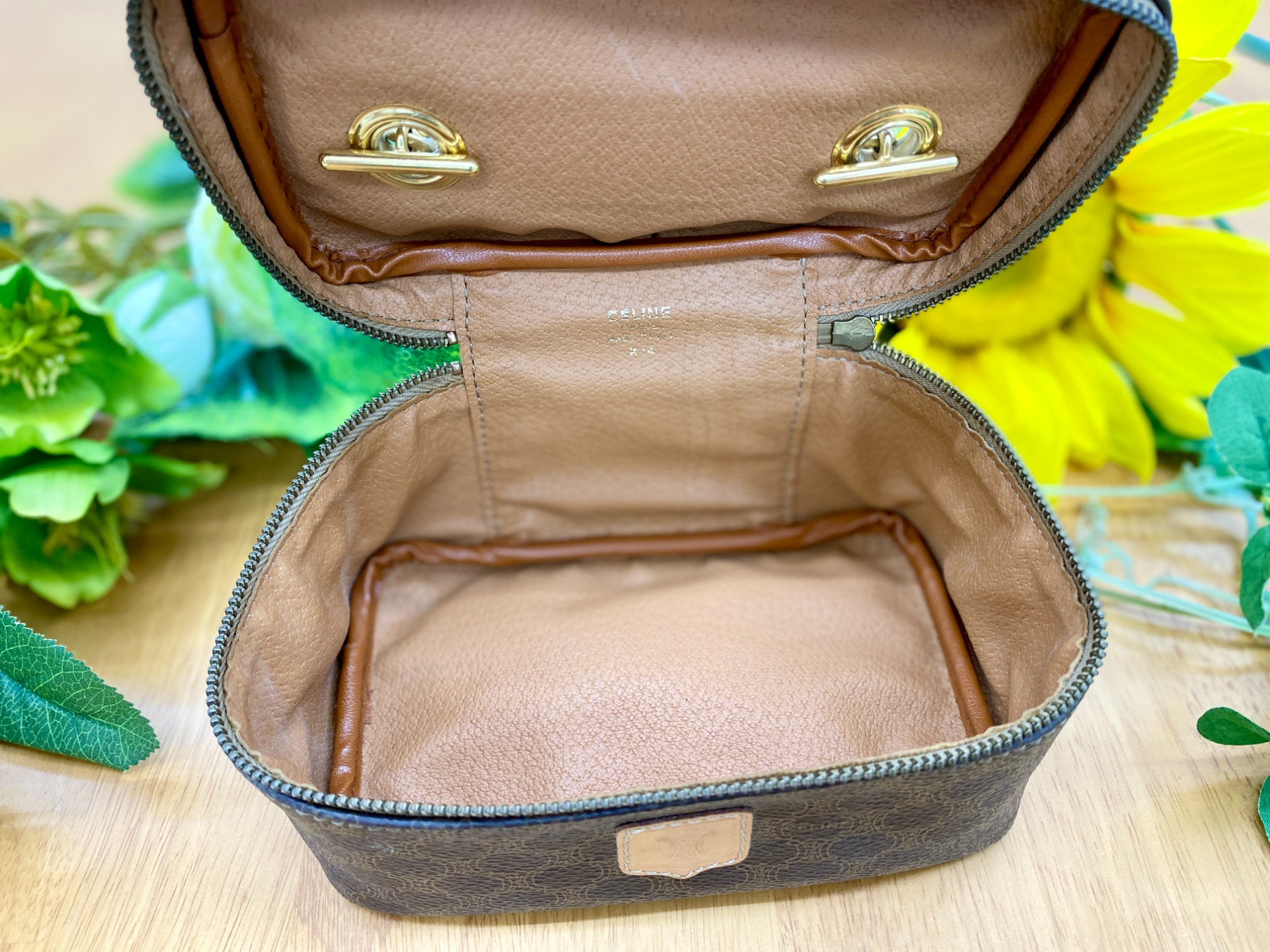 CELINE (セリーヌ) コスメポーチ マカダム が買取入荷いたしました